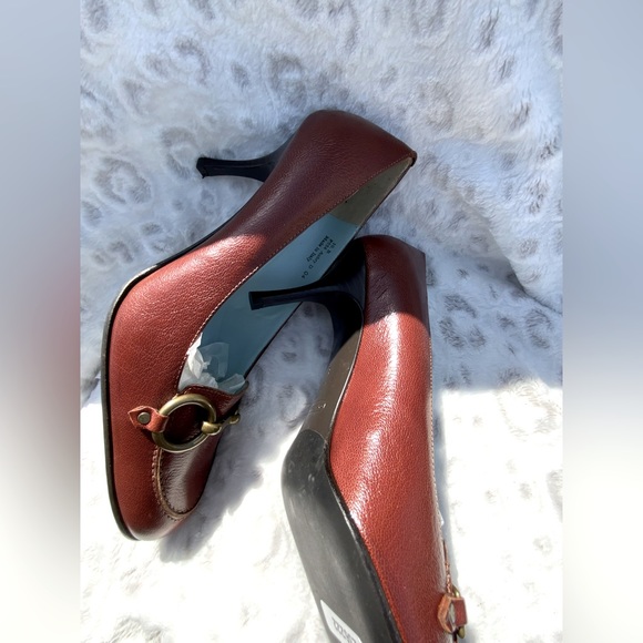 NWOB Rust Color Coach Pump. - Picture 3 of 5
